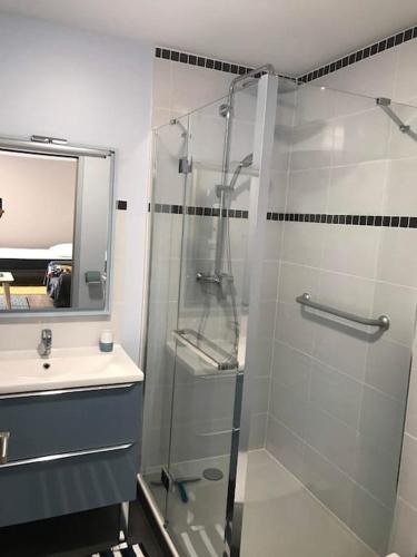 une salle de bain avec une douche avec une porte vitrée dans l'établissement Logement indépendant avec jardin. Proche de Paris, à Sartrouville