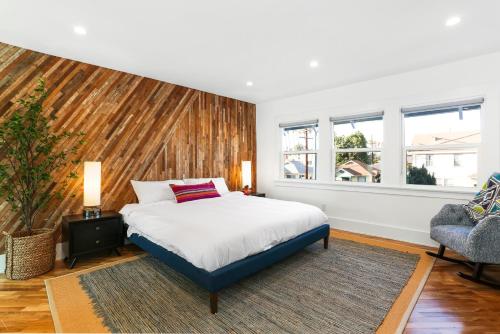 Un dormitorio con una cama con una pared de madera. en Peace Palace 4803, en Los Ángeles