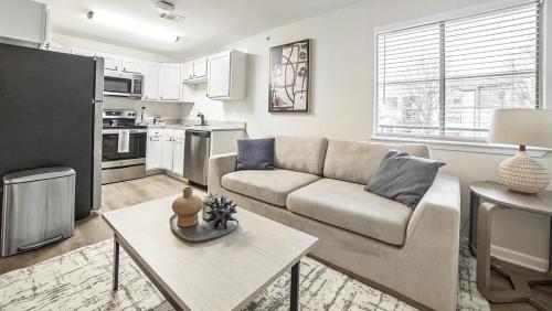 een woonkamer met een bank en een tafel bij Landing - Modern Apartment with Amazing Amenities (ID1292X514) in Lexington