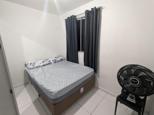 um pequeno quarto com uma cama e uma cadeira em Apartamento, 2 quartos com piscina em Paulista