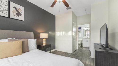 Tempat tidur dalam kamar di Landing - Modern Apartment with Amazing Amenities (ID7593X55)