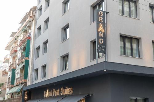 um edifício com um sinal para suites de hotel de arte em Grand Port Suites em Tessalónica