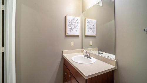 y baño con lavabo y espejo. en Landing - Modern Apartment with Amazing Amenities (ID7788X51), en Greenville