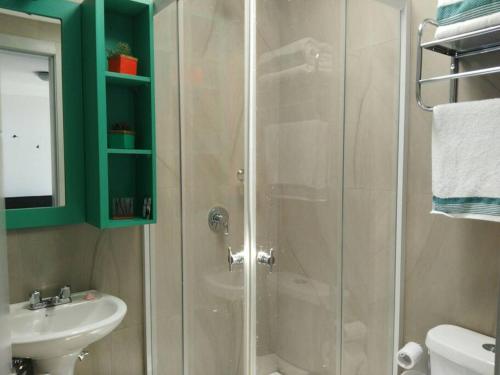 uma casa de banho com um chuveiro, um lavatório e um WC. em Perfect Suite, near everything! ¡cerca de todo! em Quito