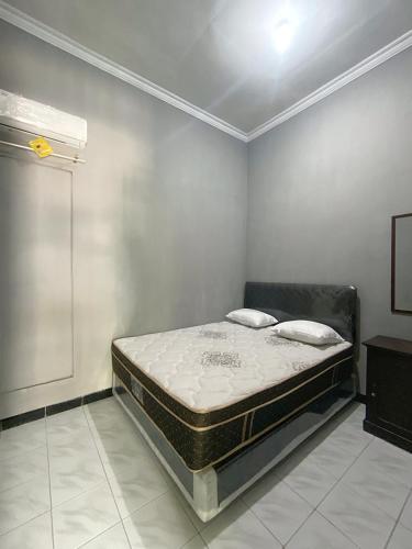 um quarto com uma cama num quarto em Malaya em Ngabean