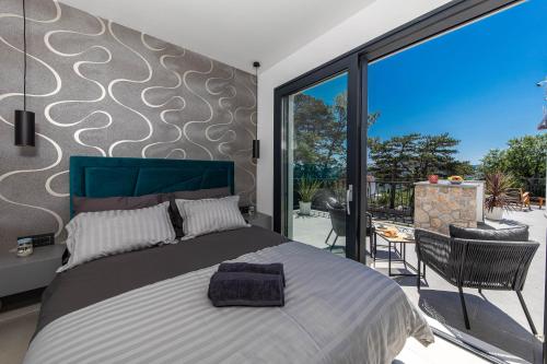 ein Schlafzimmer mit einem großen Bett und einem Balkon in der Unterkunft Vila Petram in Bribir