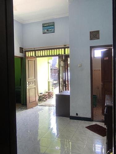 uma vista para um quarto com uma porta e um corredor em Malaya em Ngabean