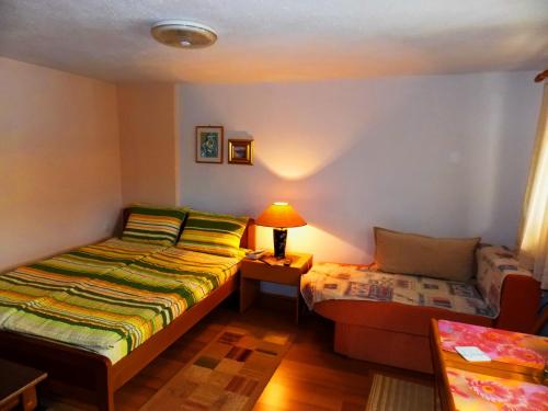 1 dormitorio con 2 camas y una lámpara en una mesa en Zura Apartments, en Ohrid