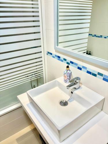 Koupelna v ubytování Hoteltype Penthouse 2 Beds, Parking, WIFI & pool Stunning Views
