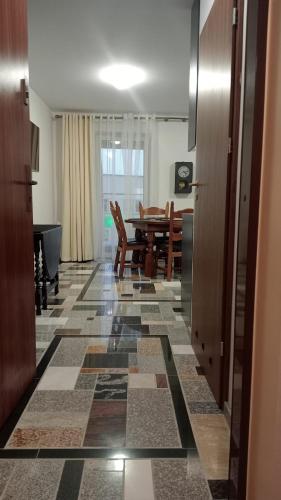 a kitchen and dining room with a tile floor at Apartament Włoski Styl in Gniezno