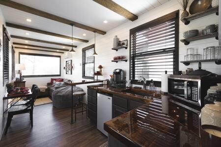 BellmeadにあるHot Tub! The Blue Ridge Luxury Container Homeのソファとテーブルのあるキッチンとリビングルーム