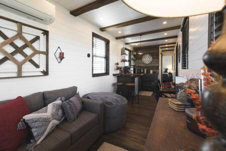 Hot Tub! The Blue Ridge Luxury Container Homeにあるシーティングエリア
