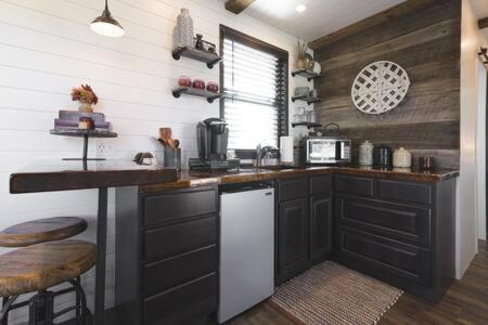 Hot Tub! The Blue Ridge Luxury Container Homeにあるキッチンまたは簡易キッチン