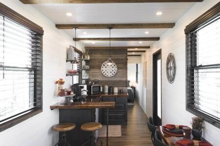 BellmeadにあるHot Tub! The Blue Ridge Luxury Container Homeの部屋にカウンターとスツールがあるキッチン