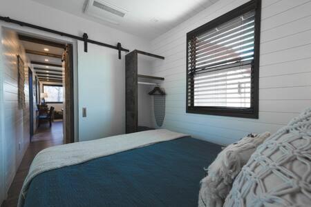 Hot Tub! The Blue Ridge Luxury Container Homeにあるベッド