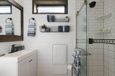 BellmeadにあるHot Tub! The Blue Ridge Luxury Container Homeのシャワー、トイレ、洗面台を備えたバスルーム