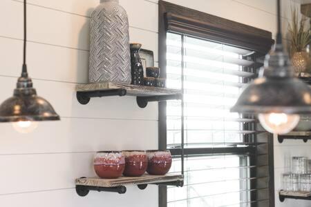 BellmeadにあるHot Tub! The Blue Ridge Luxury Container Homeのギャラリーの写真