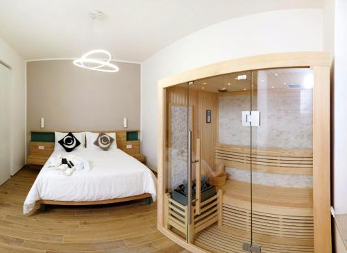 een slaapkamer met een bed en een glazen douche bij ThreeMoonsBoutique House/Pandora in Salerno