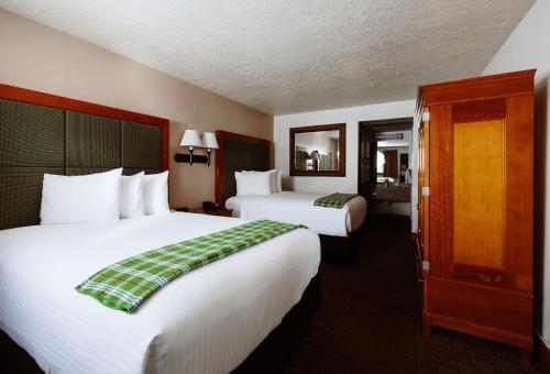 two beds in a hotel room with two at Taos Valley Lodge in Taos