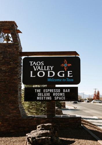 a sign for the toss valley lodge welcome to texas at Taos Valley Lodge in Taos