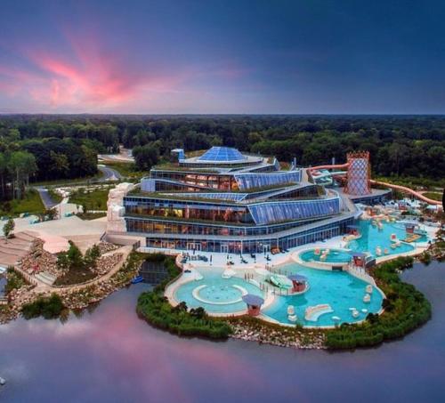 una vista aérea de un complejo con piscina en Magnifique T2 à Disneyland, en Coupvray