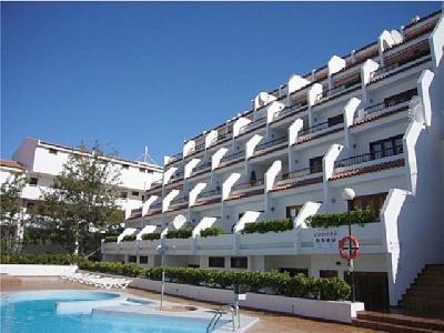 un gran edificio con una piscina frente a él en Ocean Park, en Adeje