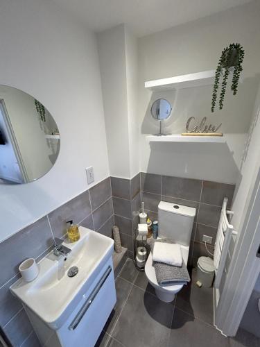 Bilik mandi di Apartment in Ashford with Large Terrace