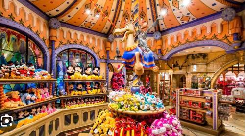 a store filled with lots of stuffed animals at Magnifique T2 à Disneyland in Coupvray