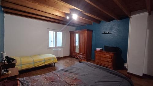 ein Schlafzimmer mit einem Bett, einer Kommode und einem Fenster in der Unterkunft Charmante Maison de Village T3 Rénovée et son Jardin in Revel