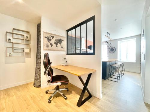 カンペールにあるLE SALLÉ - Confort - Wifi - Centre Historique - Entrée Autonomeのホームオフィス(デスク、椅子付)