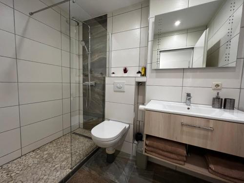 アウクスブルクにあるModern Apartmentのバスルーム(トイレ、洗面台、シャワー付)