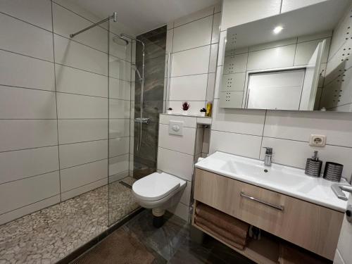 Ένα μπάνιο στο Modern Apartment