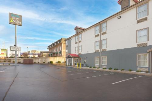 an empty parking lot in front of a building at Stay 2Night Chattanooga Hamilton Place in Chattanooga