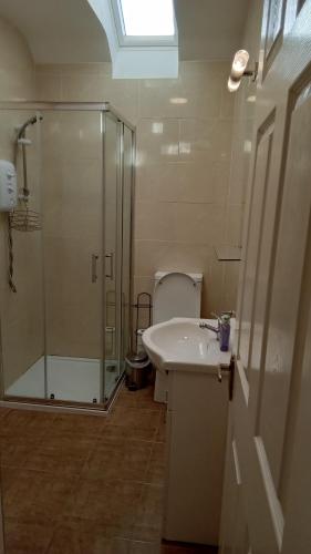 La salle de bains est pourvue d'une douche, d'un lavabo et de toilettes. dans l'établissement Boola Cottage, 
