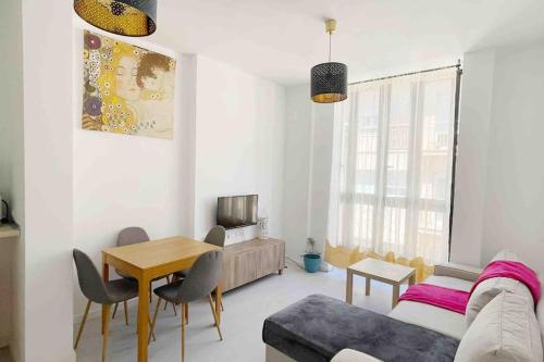 Stylish 2 Bedroom Apartment Next to LaMerced Plaza