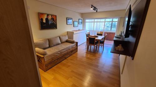 sala de estar con sofá y mesa en Apartamento Urquiza en San Carlos de Bariloche