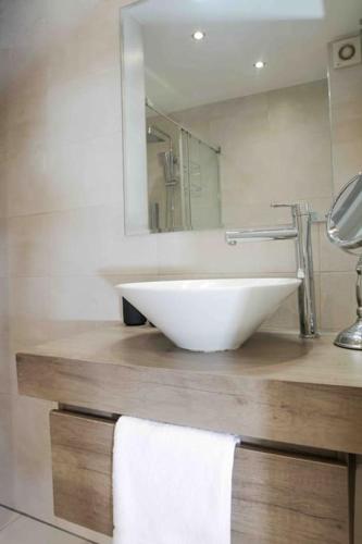 Stylish 2 Bedroom Apartment Next to LaMerced Plaza