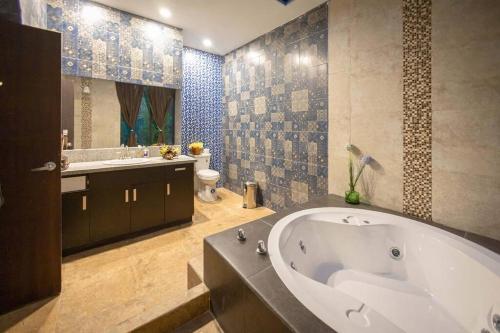 La grande salle de bains est pourvue d'une grande baignoire et de toilettes. dans l'établissement Sienta el confort en el paraíso, à Cuenca