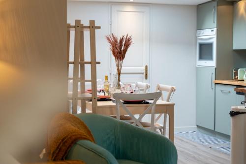 une cuisine et une salle à manger avec une table et des chaises dans l'établissement La Musardière, charmante maison à 200m du Quai, à Saint-Valery-sur-Somme