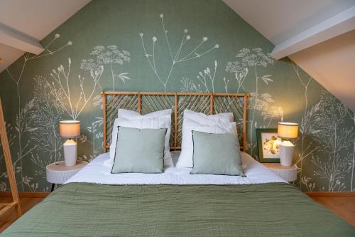 - une chambre avec un lit doté d'un couvre-lit vert dans l'établissement La Musardière, charmante maison à 200m du Quai, à Saint-Valery-sur-Somme