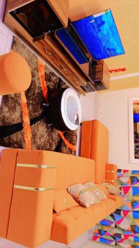 瓦加杜古的住宿－As résidence meublée，带沙发和平面电视的客厅