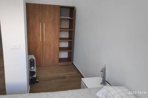 Habitación con dormitorio, armario y cama. en Precioso apartamento con magnífico patio. en Sant Feliu de Llobregat