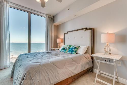 Katil atau katil-katil dalam bilik di Florida Resort Condo Walk to Pensacola Beach!