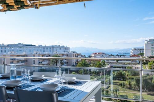 d'une table à manger sur un balcon avec vue sur la ville. dans l'établissement 3-bedroom apartment sea view terrace and parking, à Cannes