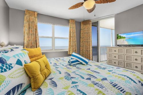フォートマイヤーズビーチにあるWelcome to Beach Villa's # 602 Vacation Rental - 250 Estero Blvd condoのベッドとテレビと窓のある寝室