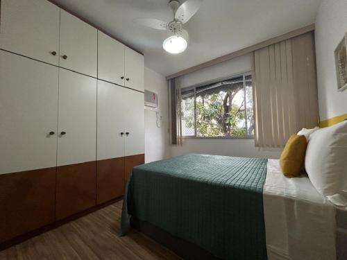 um quarto com uma cama e uma janela em Ap Jardim da Penha a 500 mts Praia de Camburi em Vitória