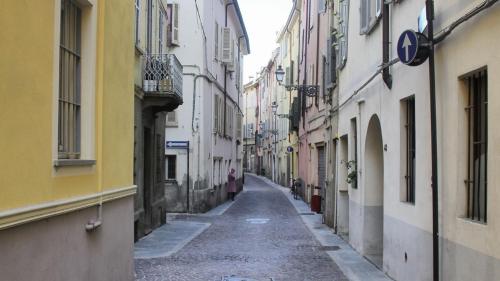 an empty alley with buildings on either side at Luxury 6 al duomo di parma in Parma