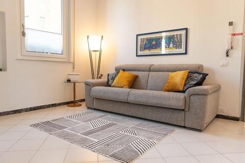 salon z kanapą i dywanem w obiekcie La Casa del Forziere Verde w mieście La Spezia