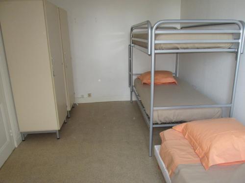 Poschodová posteľ alebo postele v izbe v ubytovaní Santy.