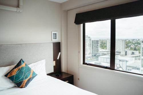 Ένα ή περισσότερα κρεβάτια σε δωμάτιο στο Auckland City Hotel - Hobson St
